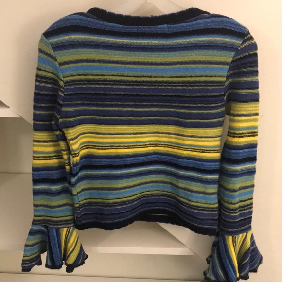 Bell sleeved tight fighting sweater size m/l - Picture 5 of 5